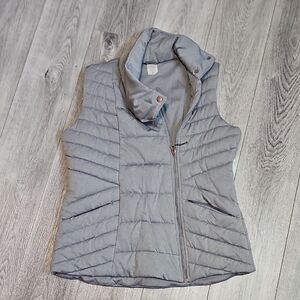 CALIA by Carrie Underwood Quilted Vest in Light Gray
